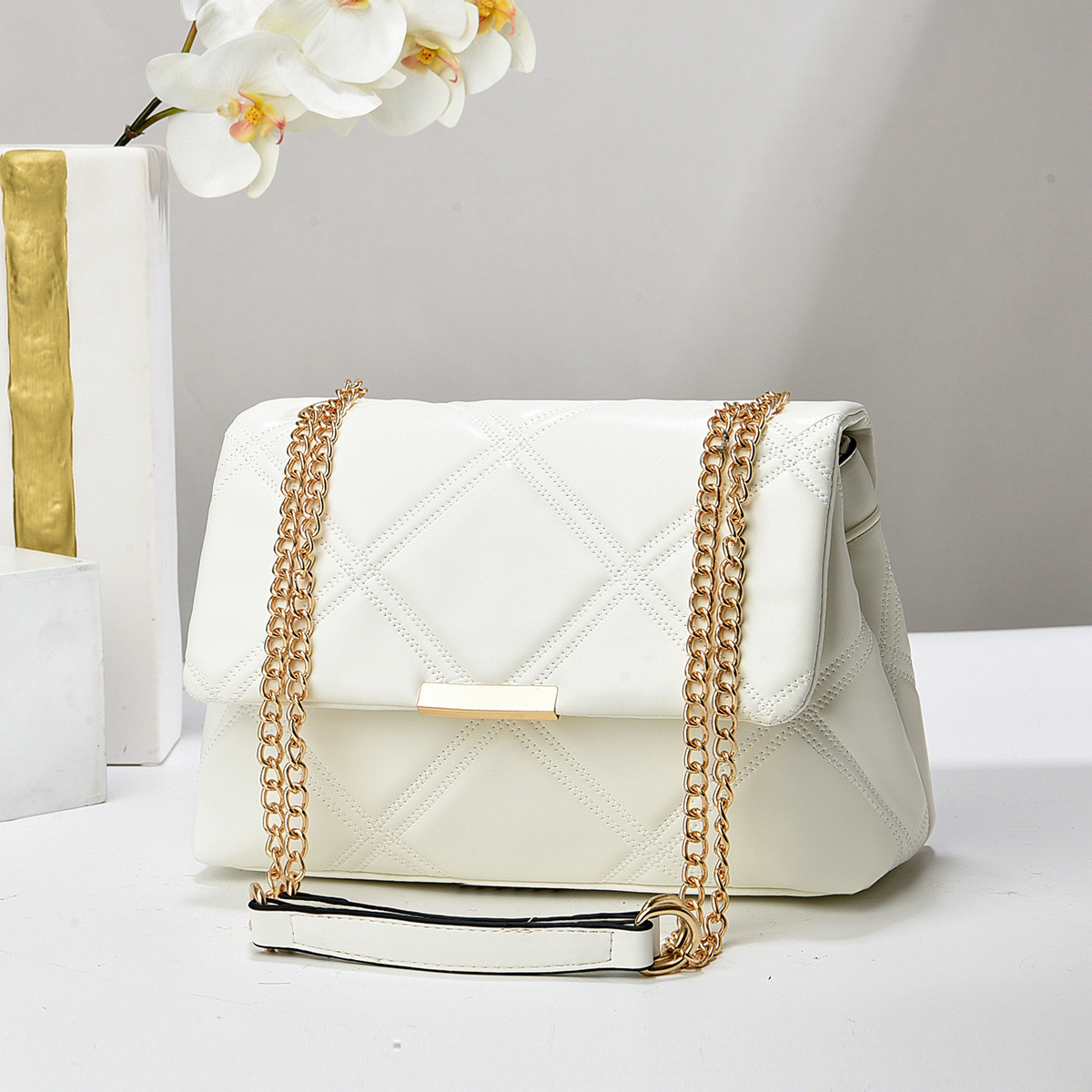 Spring 2024 best-selling girls' light luxury small square bag, super soft leather diamond-shaped chain single-shoulder crossbody bag, one-piece consignment Application Scenario