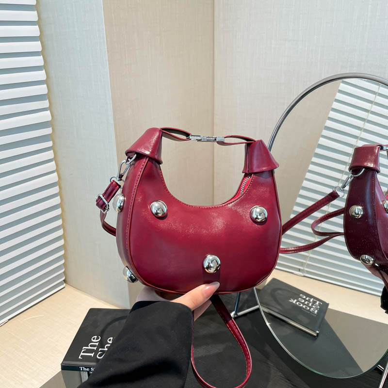 In 2025, a simple, stylish, casual and individualistic hot girl style riveted new trend crossbody hand-held dumpling bag for women's commuting full figure