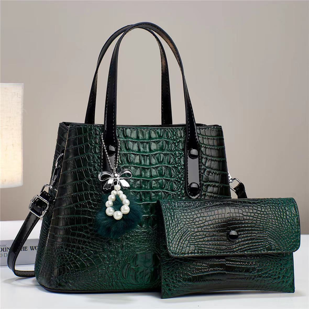 The latest fashionable women's single-shoulder crossbody bag from the manufacturer is versatile and can be carried by hand. It is a bestseller in the 2023 foreign trade winter and a popular large bag for women full figure