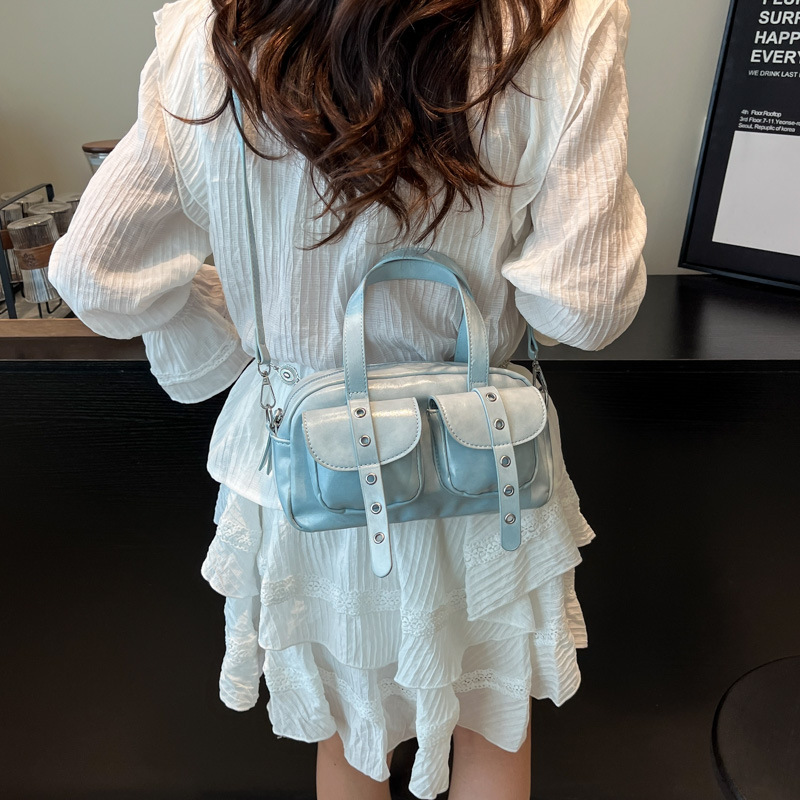 The 2025 new fashion trend versatile hand-held pillow bag for women with a high-end feel, multi-pocket solid color single-shoulder crossbody bag Application Scenario