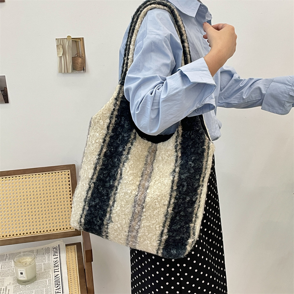 410263 Autumn/Winter large-capacity bag, plush checkered women's 2024 new style casual vest bag, shopping shoulder bag details Picture