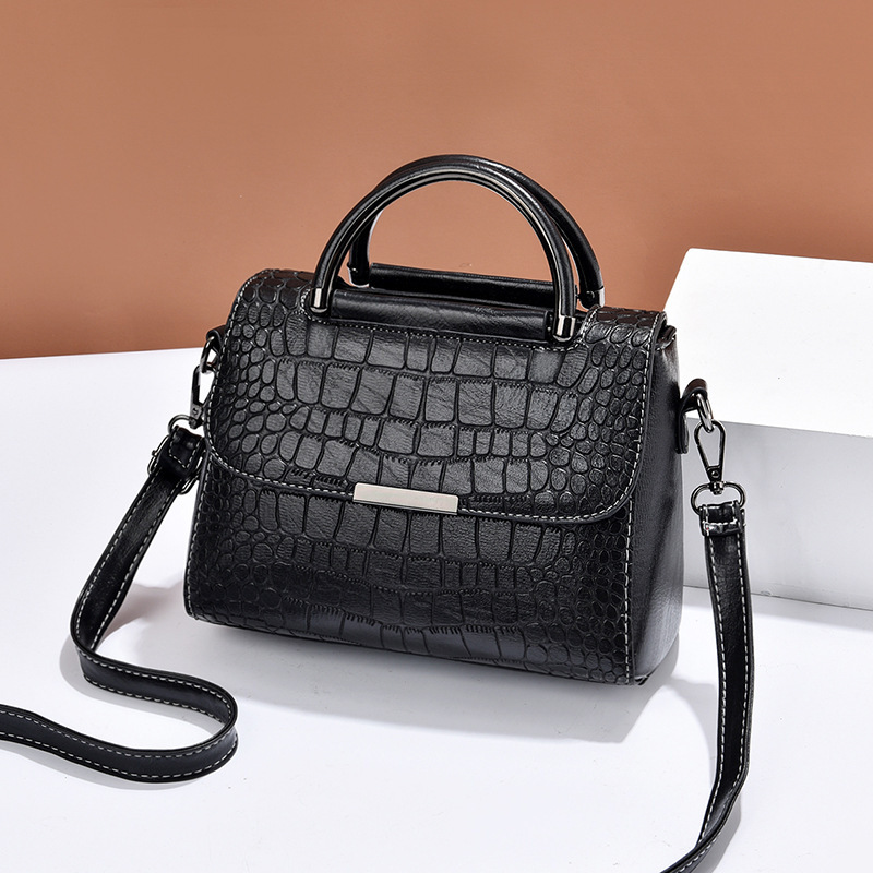 A new style of personalized stone-patterned single-shoulder bag for women in 2024, a fashionable and retro large-capacity handbag Application Scenario
