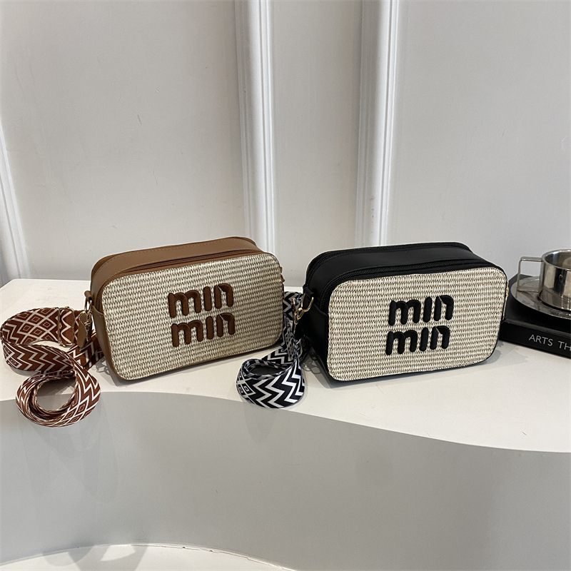 Personalized Fashion Trend 2025: A casual and versatile straw woven small square bag with a wide shoulder strap, a popular single-shoulder crossbody bag Application Scenario
