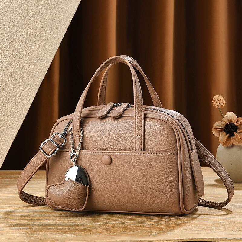 Boston Bag, a niche design with a sense of high-end luxury, is a new Spring/Summer 2025 underarm bowling tote bag for women Application Scenario