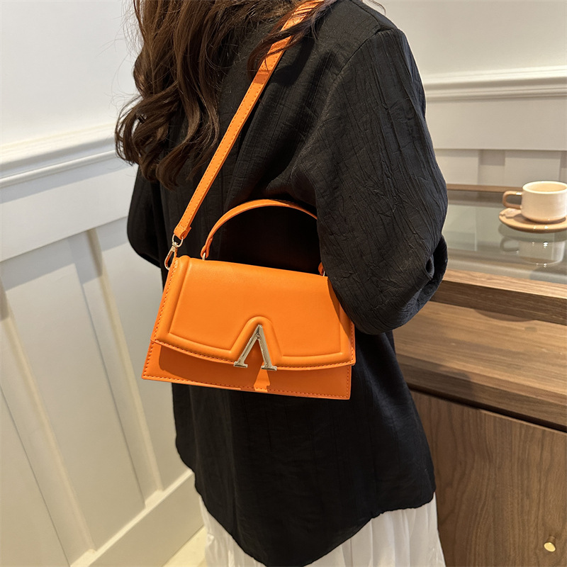Retro and fashionable single-shoulder bag for Spring/Summer 2024, casual large-capacity crossbody bag, candy-colored simple and fashionable hand-held small bag Specification drawing