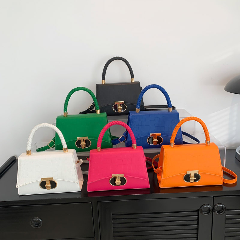 Solid-color lock buckle elegant single-shoulder crossbody bag 2023 This year's popular Korean-style simple and stylish small square bag for women's casual wear Application Scenario