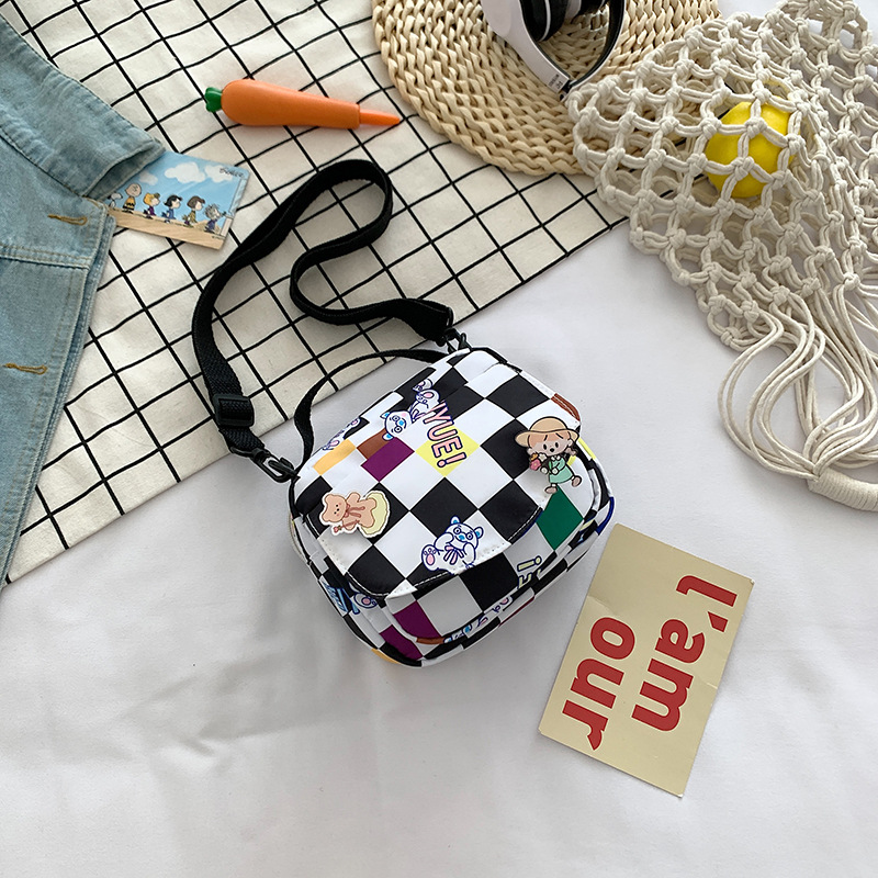 The 2022 new style of the checkered single-shoulder bag for the summer of the "bag Girl" is a fresh and cute black and white checkered small square bag Application Scenario