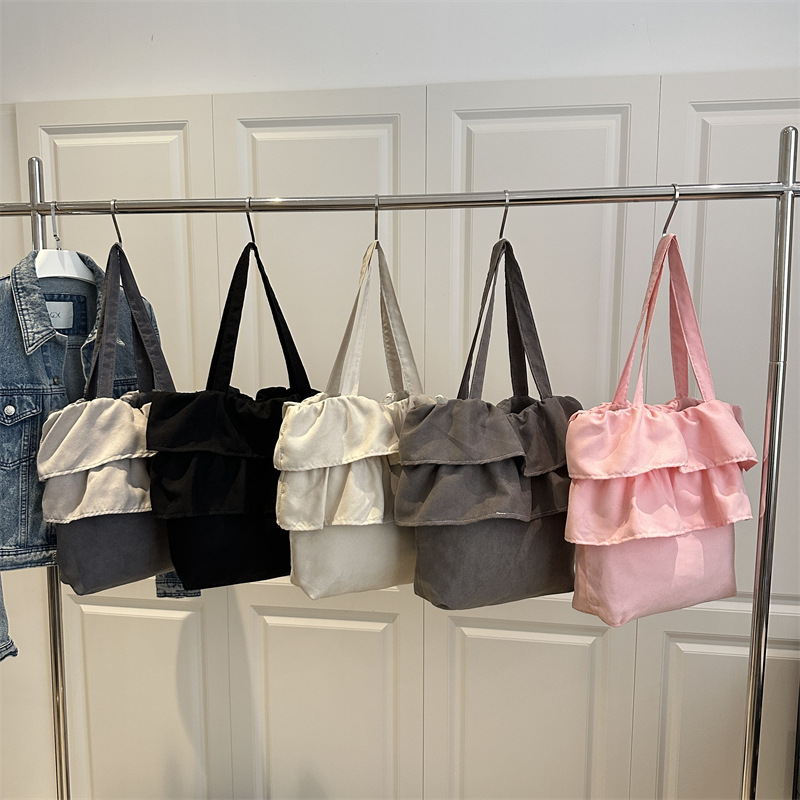 2025 Korean version new high-capacity tote bag with pleated skirt, laid-back and simple canvas bag Application Scenario