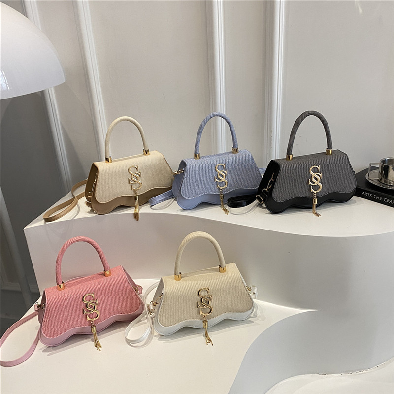 A simple, versatile, personalized and casual small square bag for women with a niche design, high-end quality and elegant style. A new crossbody bag for commuting Application Scenario