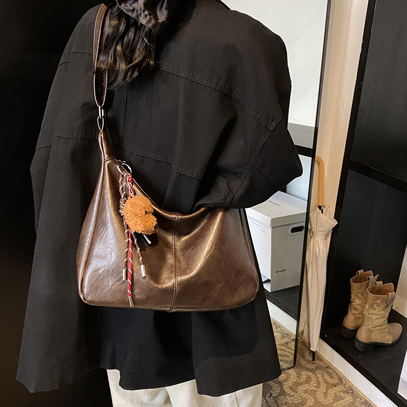 Underarm commuting bag for women, large-capacity 2024 new niche design, single-shoulder crossbody bag, casual tote bag Application Scenario