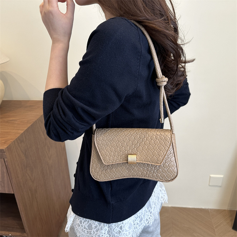 New underarm bag, single-shoulder hand-held baguette bag, fashionable women's bag, crossbody bag, 2025 new casual commuter women's bag details Picture
