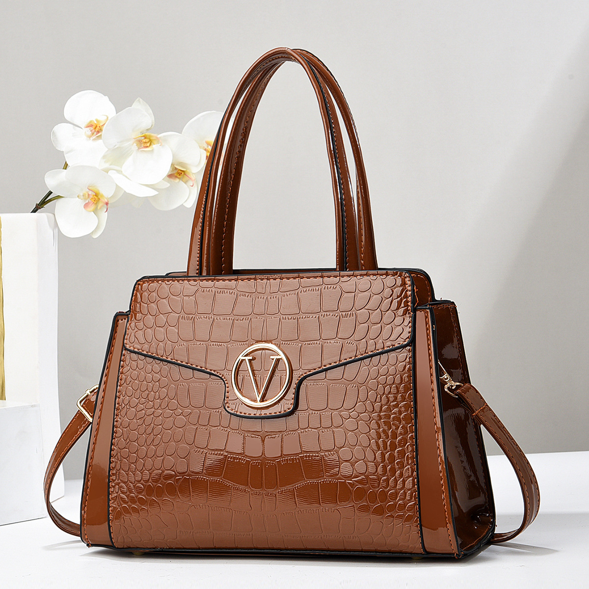 New 2024 spring retro trendy small bag for women, casual and fashionable crossbody bag, elegant single-shoulder handbag details Picture