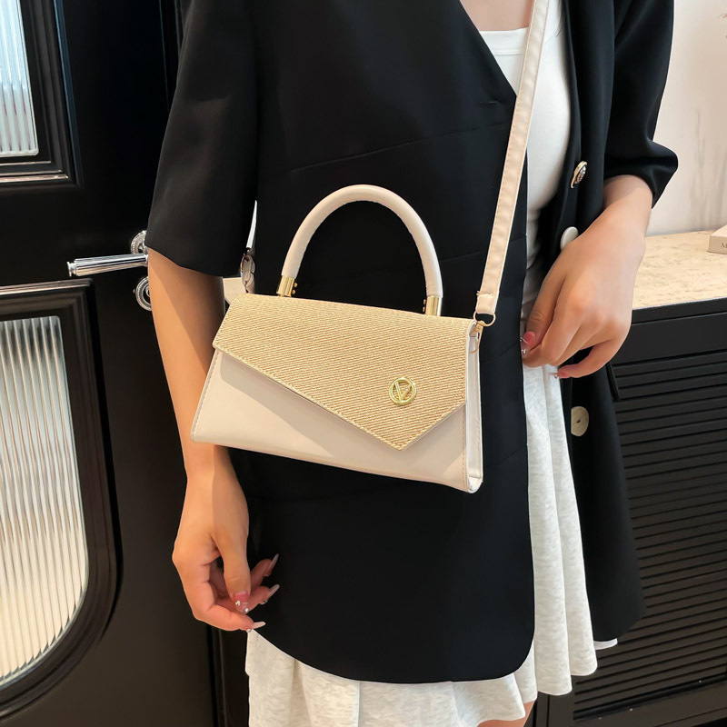 In the summer of 2025, this retro casual trend simple handbag is a new and fashionable crossbody single-shoulder small square bag for women Specification drawing
