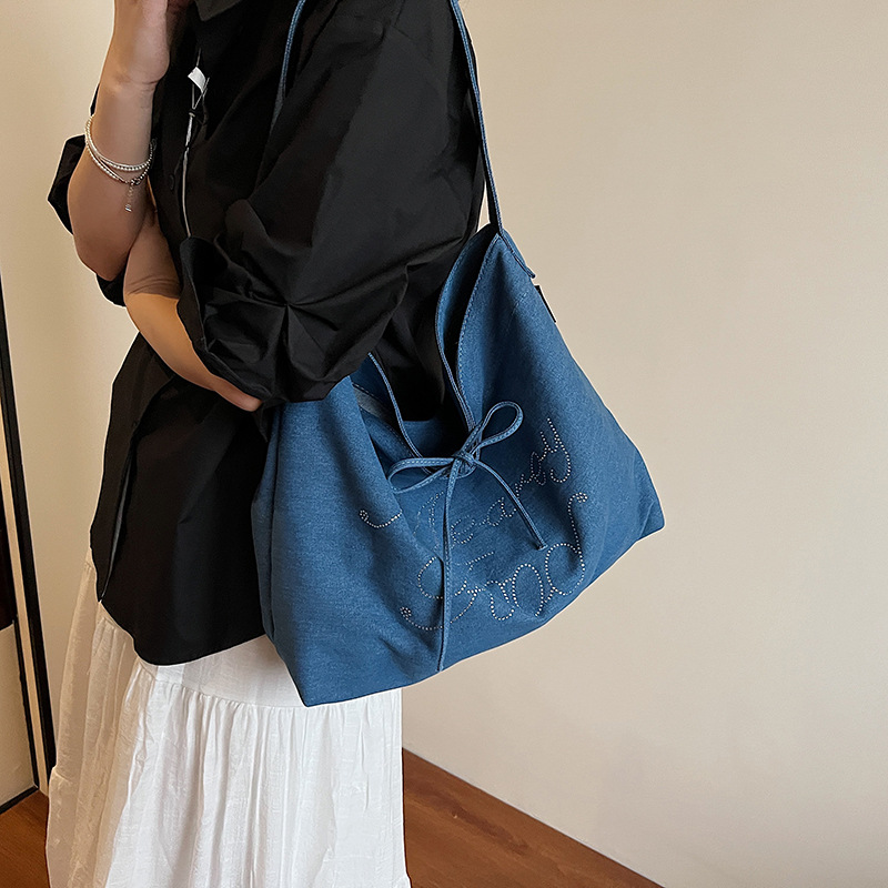 A niche design, fashionable, large-capacity, trendy canvas bag for women 2025, a new stylish casual commuting single-shoulder crossbody bag details Picture