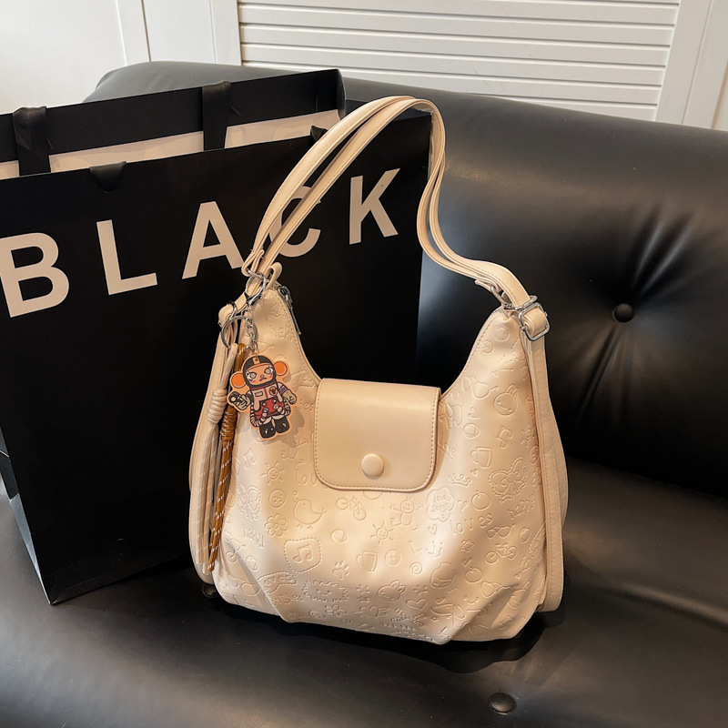 High-end retro large-capacity bag for women 2025 new style, trendy and versatile commuting backpack, single-shoulder tote bag Application Scenario