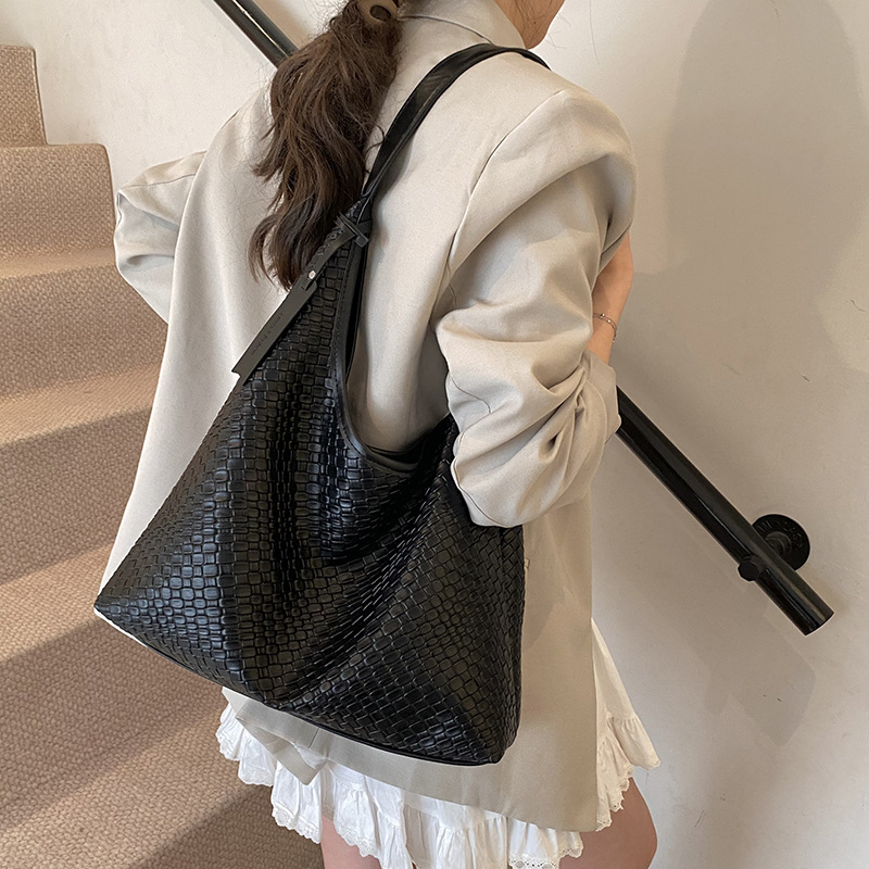 The 2025 new style of fashionable and trendy woven simple bucket bag, niche design, underarm bag, stylish and large-capacity single-shoulder bag details Picture