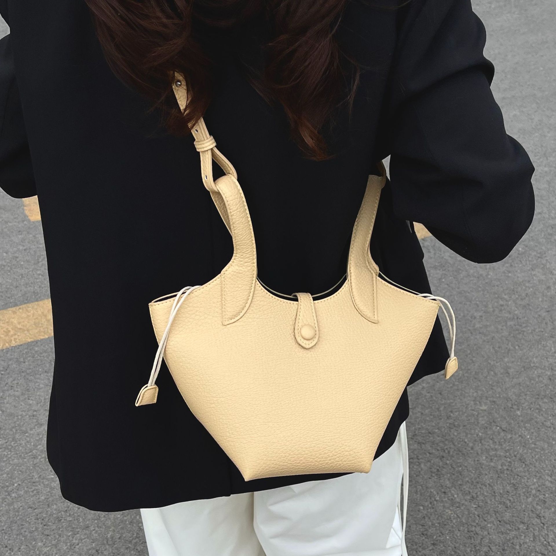 A niche quality underarm bag for women, a new spring 2025 bucket bag, a simple single-shoulder crossbody vegetable basket bag Specification drawing