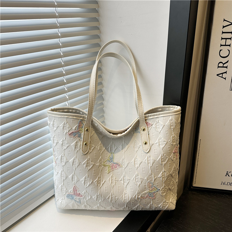 A stylish and fashionable large-capacity tote bag for casual commuting, a hand-carry bag, and a single-shoulder armpit bag for students to attend classes full figure