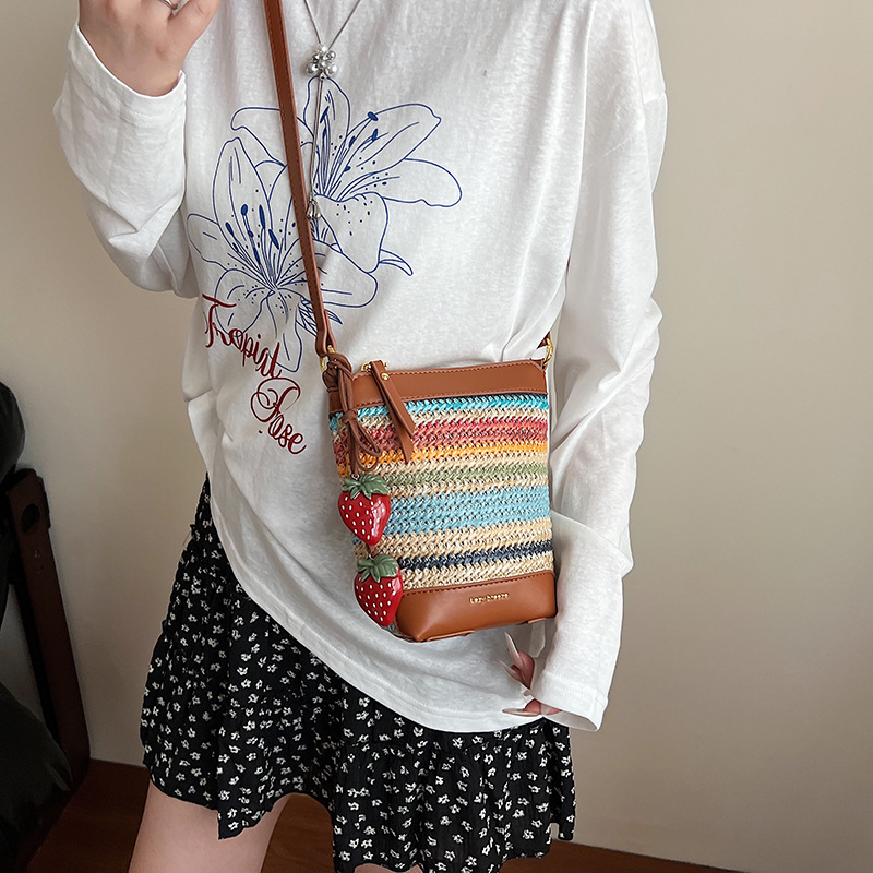 A new Korean fashion and niche design casual bucket bag for women in summer 2025, a seaside vacation woven single-shoulder crossbody bag Specification drawing
