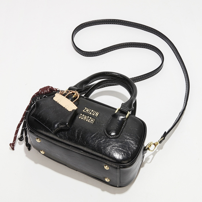 The 2025 new stylish and versatile commuting, stylish and high-quality women's handbag, crossbody bag, solid color simple and trendy pillow bag details Picture