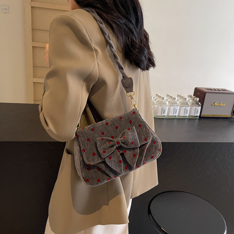 This year, polka dot bags are popular for women. The 2024 new Korean style Instagram trendy and fashionable small square bag is a high-end single-shoulder bag Application Scenario