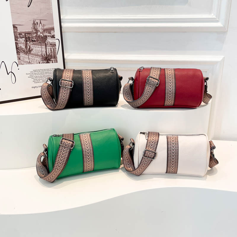 Cross-border retro underarm bag, women's quality single-shoulder pillow bag, light, stylish and simple crossbody women's bag Application Scenario