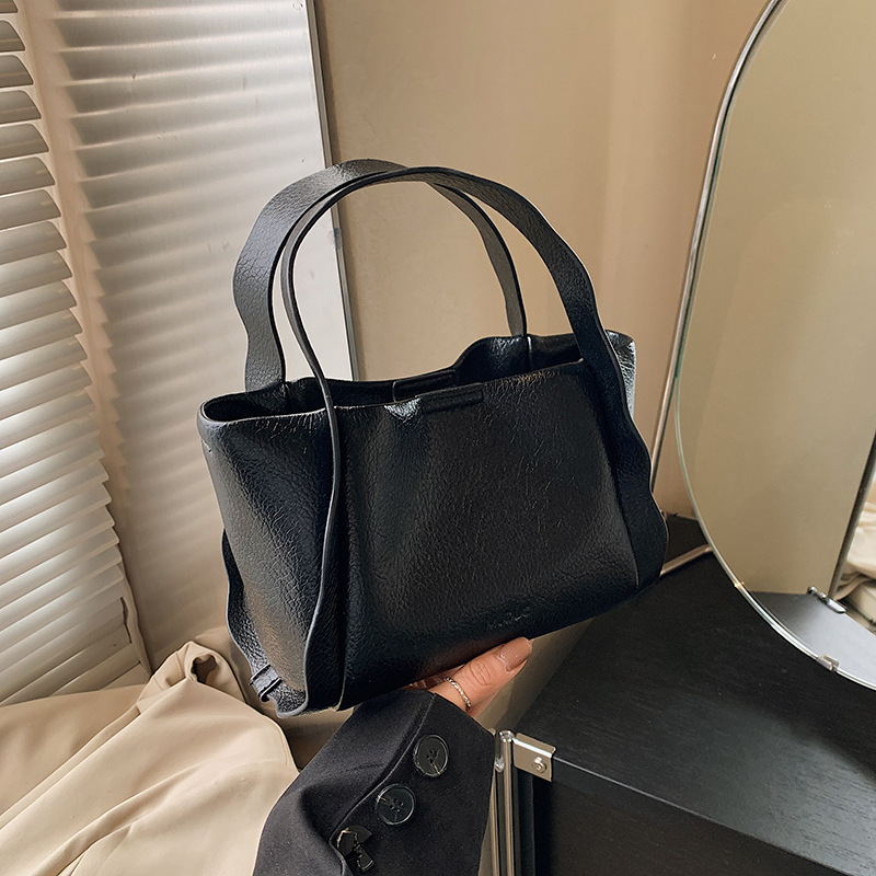 Hand-held fashionable bucket bag for women 2025 new style simple and versatile single-shoulder bag, Korean style niche high-end casual women's bag Application Scenario