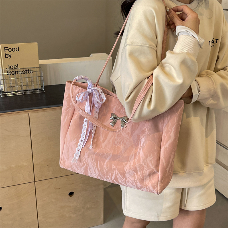 A new 2024 Korean-style niche design bag for women, a versatile large-capacity tote bag with simple and fashionable single-shoulder design Application Scenario