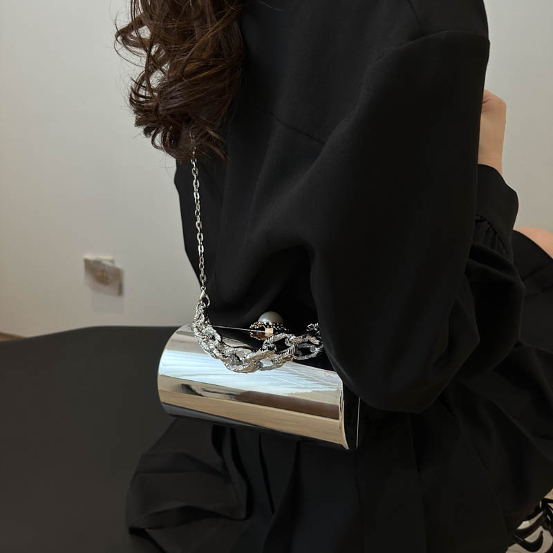 This is a new 2024 stylish and high-quality single-shoulder crossbody bag with a cylindrical cross-border quality chain for women Specification drawing