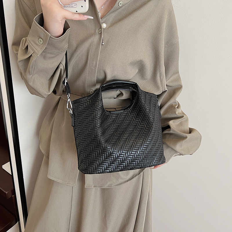 Cross-border 2025 New large-capacity handbag, women's retro and fashionable mother-and-child bag, versatile shoulder bag, woven crossbody bag Application Scenario