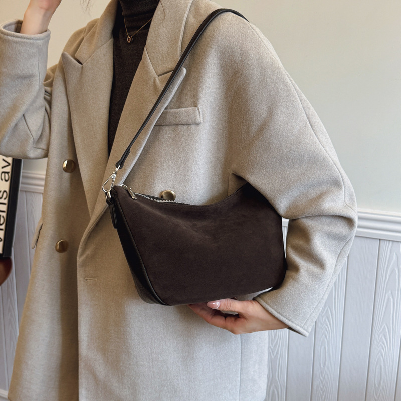 Frosted retro small bag for women, 2024 new style single-shoulder underarm bag, high-end and stylish, casual and versatile, crossbody bucket bag Application Scenario