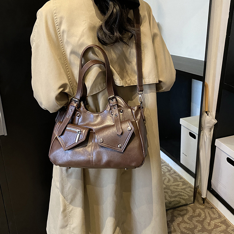 A niche design motorcycle style tote bag for women, a new 2024 trendy, fashionable and retro commuter hand-held shoulder bag Application Scenario