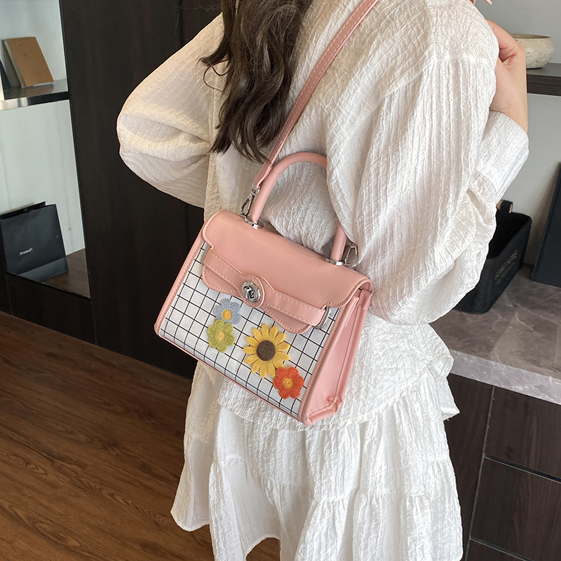 The 2025 new fresh and sweet handbag, a trendy and niche fashion crossbody small square bag for women, is extremely popular as a casual single-shoulder bag details Picture