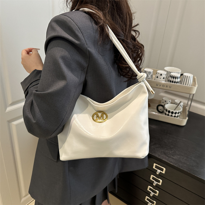 This year's popular handbag, the 2025 new fashion single-shoulder crossbody bag, is versatile and has a large capacity for commuting Specification drawing