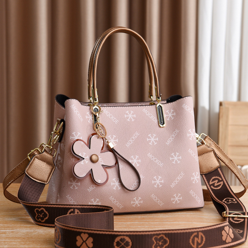 This 2023 new stylish Korean-style retro printed pattern single-shoulder crossbody women's handbag is unique and elegant Application Scenario