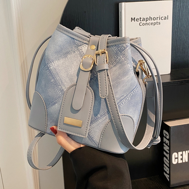The new fashion bestseller of "Little Bag Women 2025" is a single-shoulder crossbody bag with a high-end texture and a niche design. It features a diamond-shaped bucket bag full figure