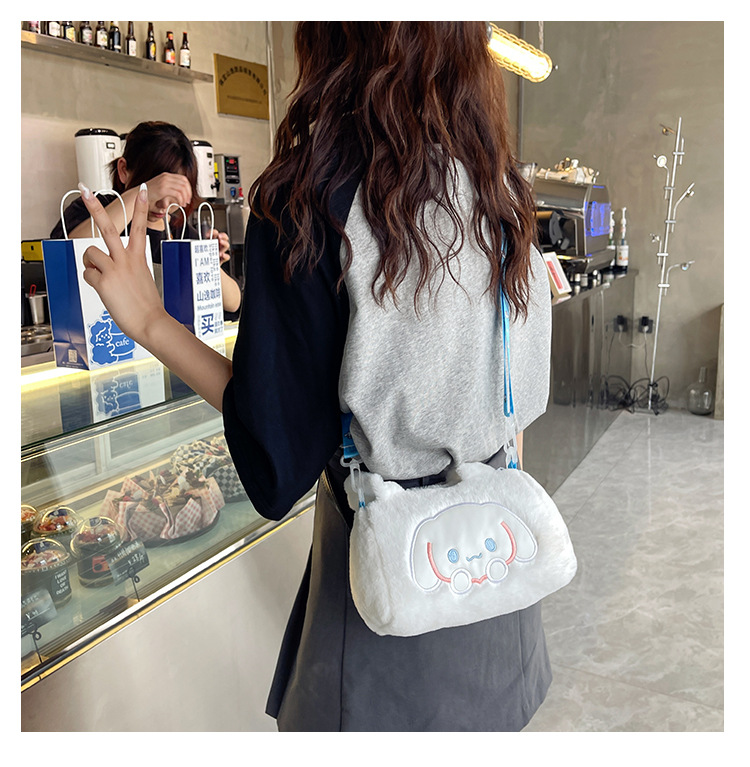 Cross-border wholesale of Sanrio rectangular bag plush toys, new single-shoulder crossbody bag wholesale of 8-inch claw machine toys Application Scenario
