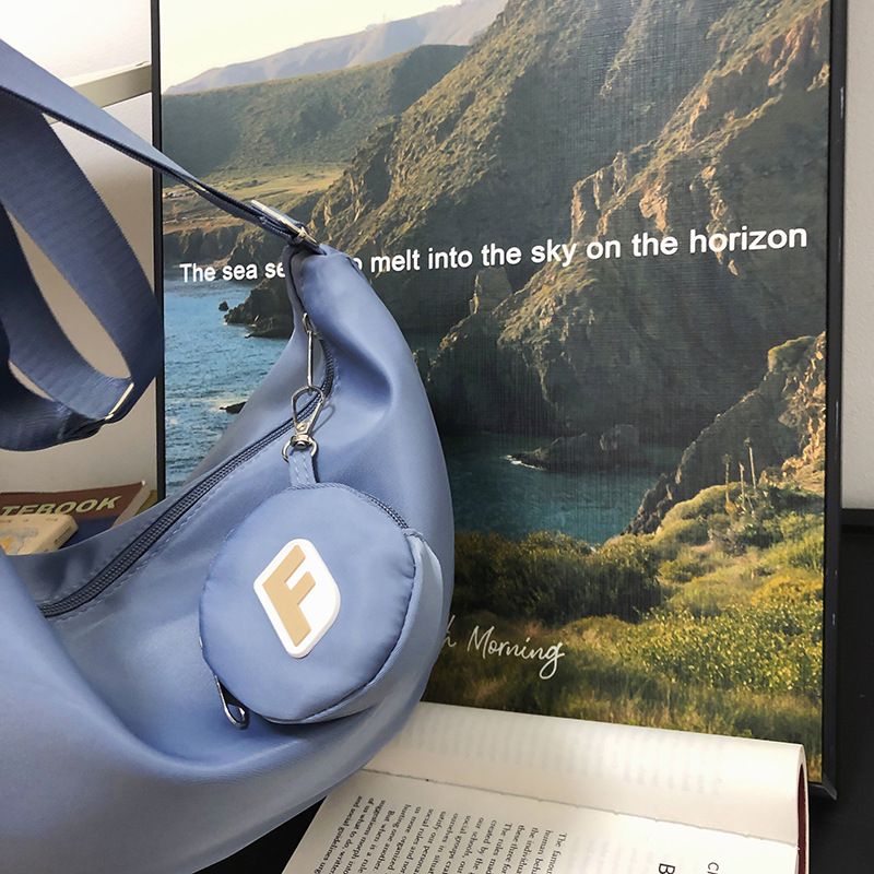 Large-capacity dumpling-wrapped crossbody bag, fashionable female nylon student single-shoulder bag, travel and class Ins-style commuting bag details Picture