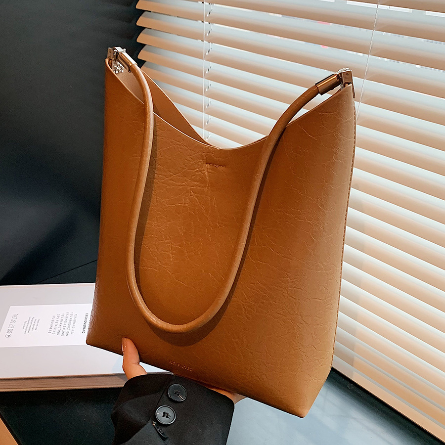 A trendy and versatile underarm bag for women, a Korean style fashionable and casual bucket bag, a new large-capacity single-shoulder bag for commuting in 2024 full figure