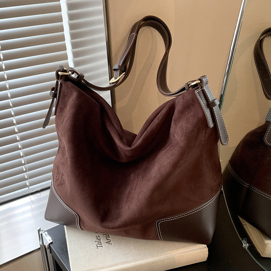 This year, the retro and fashionable tote bag 2024 is in vogue. It's a versatile, large-capacity, and high-end single-shoulder bag for work and commuting full figure