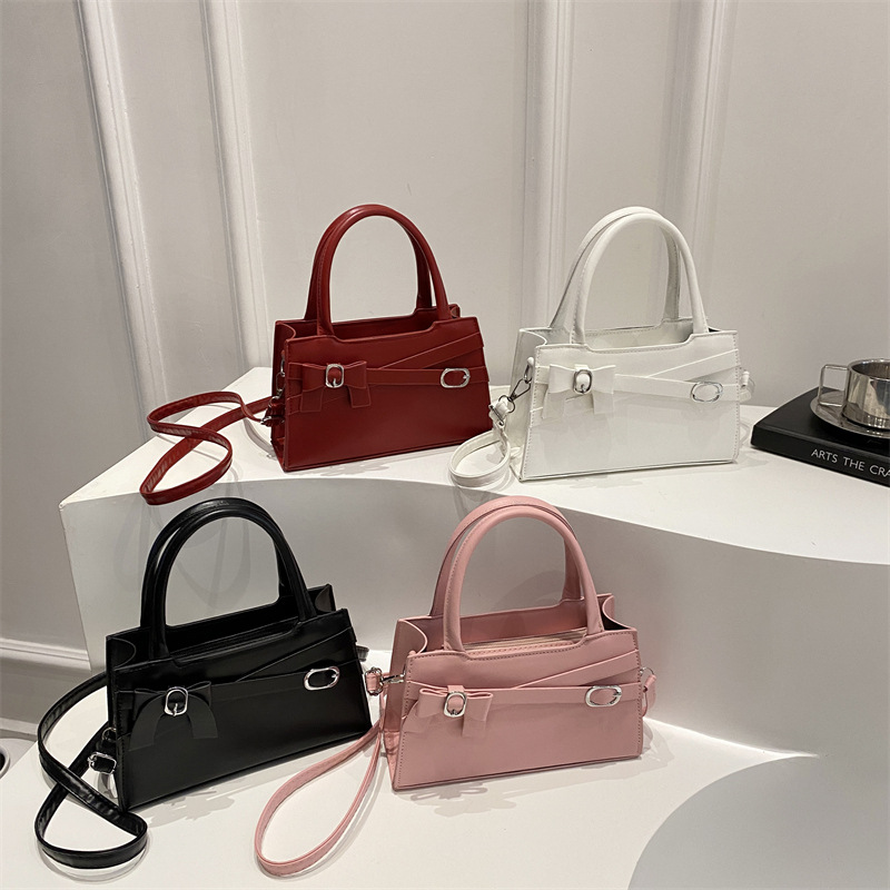 The textured bow handbag is a new Spring/Summer 2025 women's single-shoulder crossbody bag and a stylish commuting small square bag Application Scenario