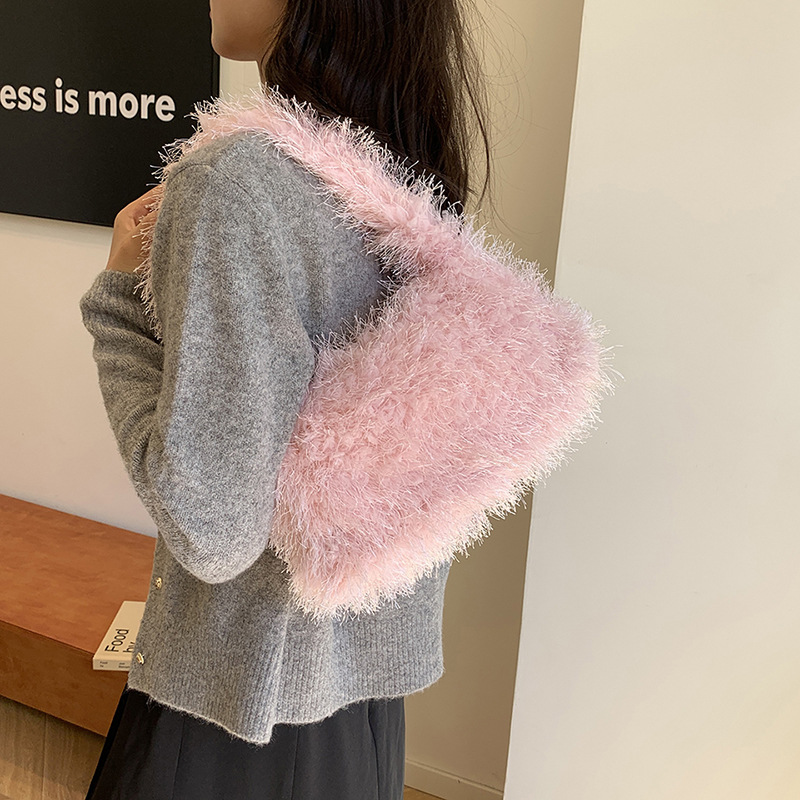 High-end and stylish furry bag for women, 2024 new trendy and cute plush square bag, casual and versatile single-shoulder armpit bag Application Scenario