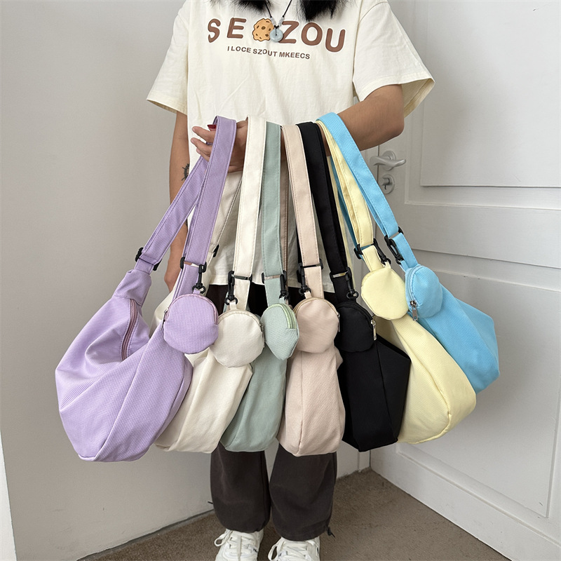 Bag Girl 2023 New Autumn and Winter Trendy Korean version large-capacity crossbody bag, casual and lightweight, simple Oxford fabric dumpling bag Application Scenario