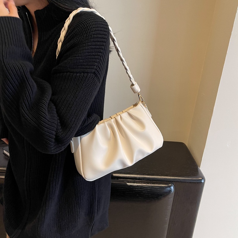 A trendy Korean style, niche design, high-end pleated underarm small square bag for women, a new 2023 stylish and versatile single-shoulder bag Application Scenario