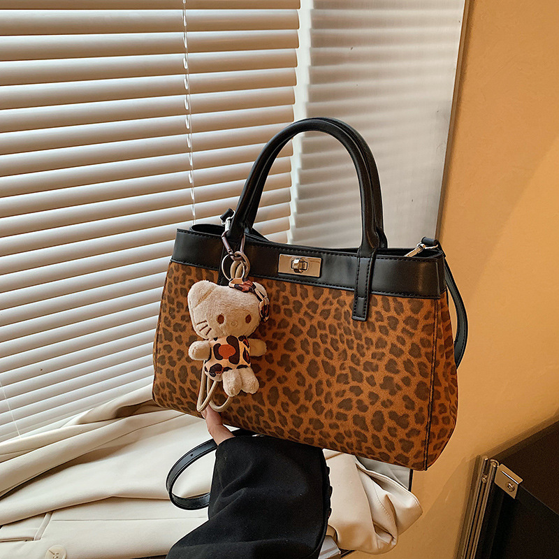 A large-capacity women's 2024 new Korean leopard print hand-held commuter tote bag, stylish and casual single-shoulder crossbody bag Specification drawing