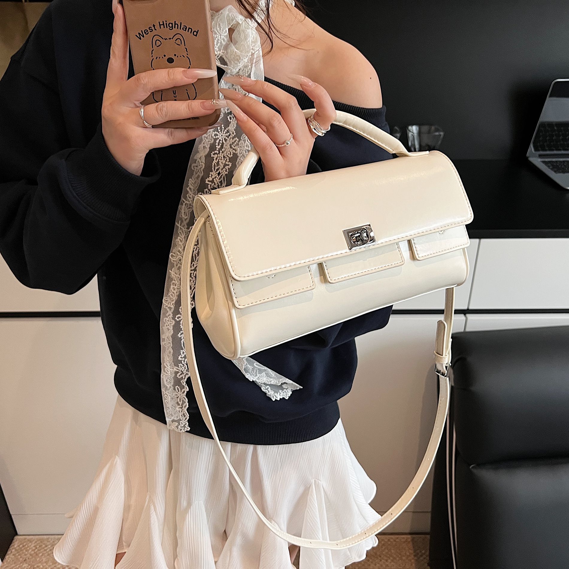A niche design 2025 new trendy, fashionable, versatile flip-top handbag, a simple and casual single-shoulder crossbody bag for commuting Application Scenario
