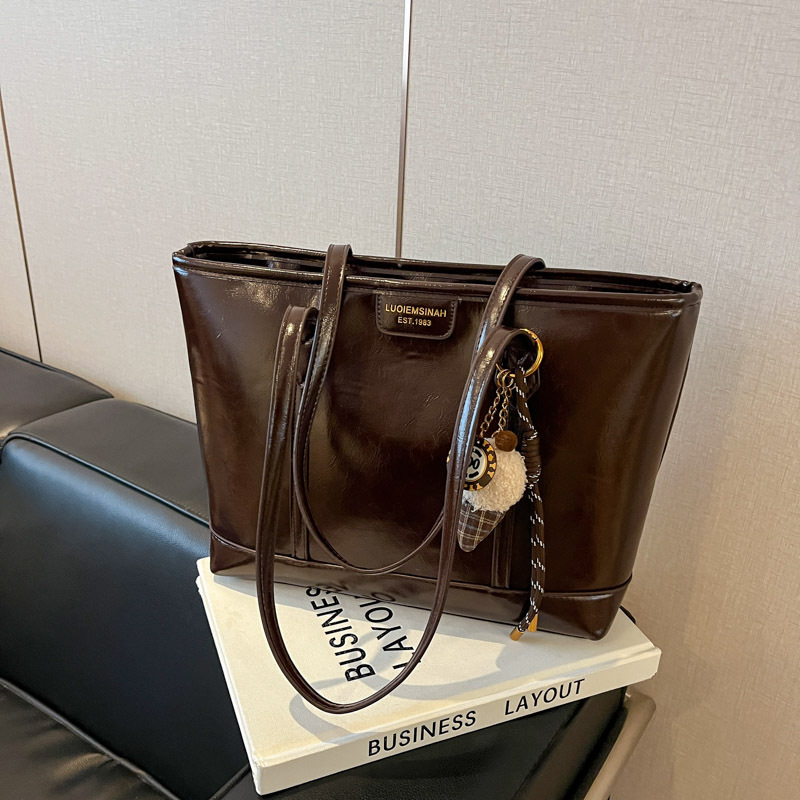 A new retro, fashionable and casual large-capacity underarm bag for women's commuting to work in 2024, a high-end single-shoulder bag details Picture