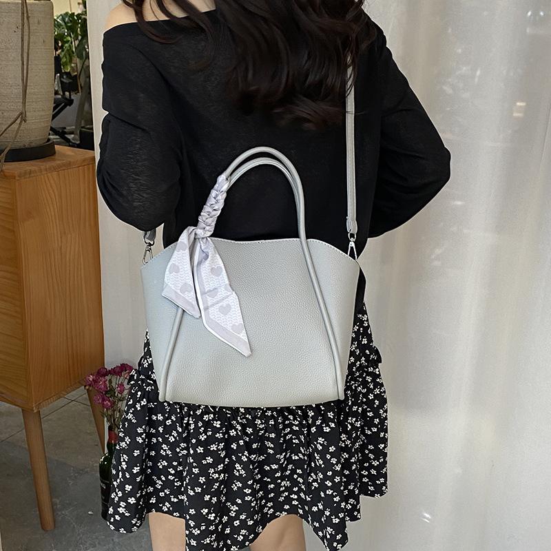 Fashionable handbag, large-capacity vegetable basket bag, 2025 new style, versatile crossbody bag for commuting, casual mother and child single-shoulder bag Application Scenario