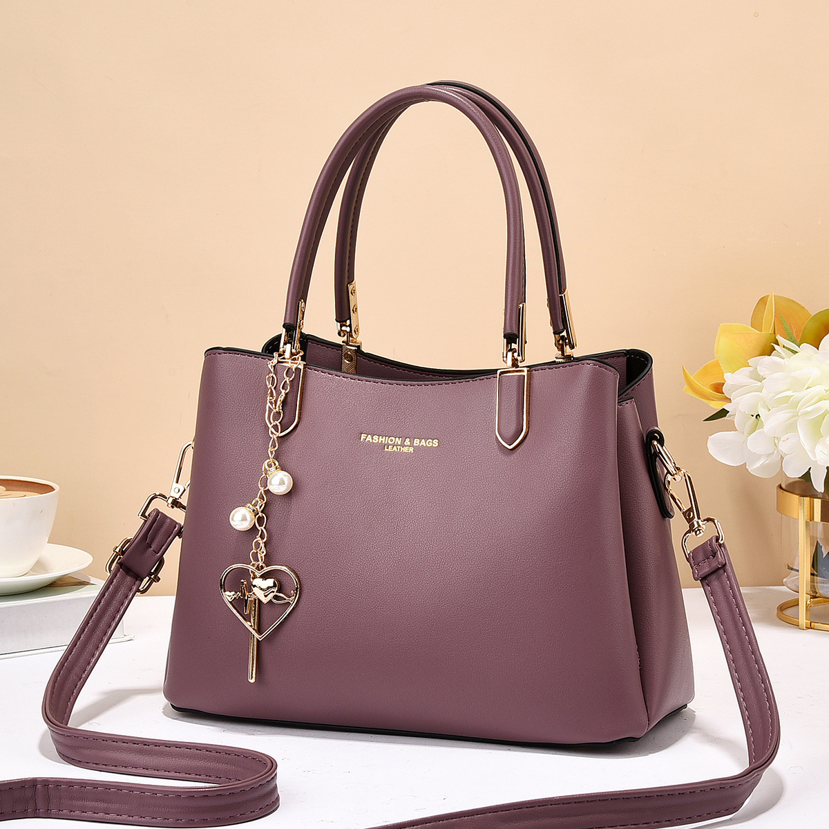 This 2023 new style of handbag is simple, elegant and retro. It's a stylish large-capacity single-shoulder crossbody women's bag for export details Picture