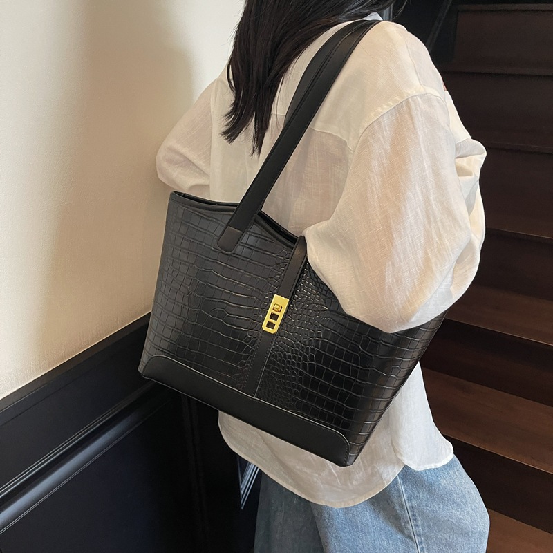 High-end crocodile-patterned large-capacity hand-held tote bag for women 2025 new style contrasting color fashionable commuting single-shoulder armpit bag Application Scenario